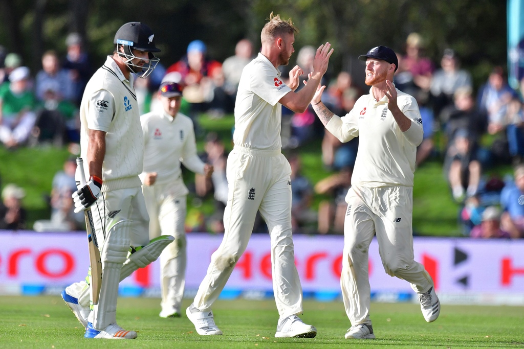 optimistic de grandhomme believes new zealand still had a chance of getting a first innings lead despite the new ball being only five overs away photo afp