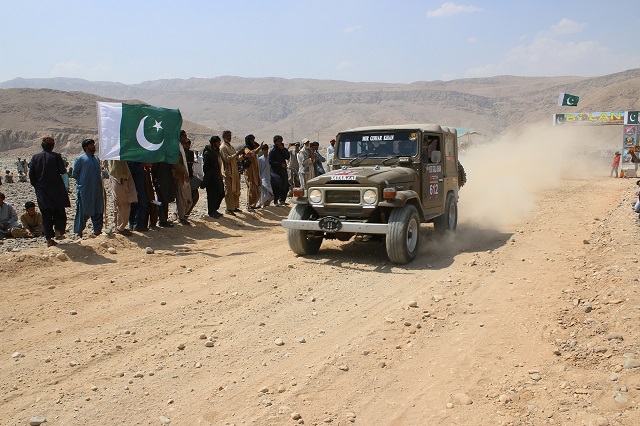 Jeep participating in the Second Bolan Jeep Rally passes by spectators in the Bolan District - PHOTO EXPRESS