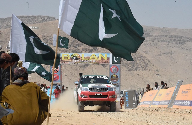 Jeep races by spectators during the Bolan Jeep Rally near Mach area, Baluchistan - Photo - Express 