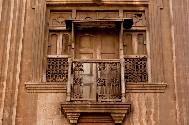  A balcony is seen on a building built in the British colonial period, in Karachi, Pakistan, February 11, 2018. PHOTO: Reuters