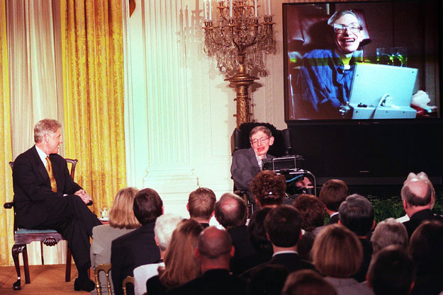  In this file photo taken on March 6, 1998, US President Bill Clinton (L) and British professor Stephen Hawking (R) watch a scene from 