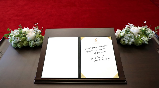  North Korean leader Kim Jong Un's entry in a guestbook is seen at the Peace House at the truce village of Panmunjom inside the demilitarized zone separating the two Koreas, South Korea, April 27, 2018. PHOTO: REUTERS