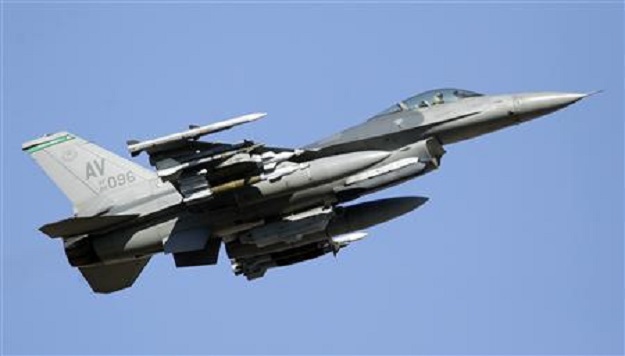 A U.S. Air Force F-16 fighter jet flies over the NATO airbase in Aviano, northern Italy, in this March 21, 2011 file photo. REUTERS/Alessandro Garofalo/Files (ITALY - Tags: MILITARY DISASTER)