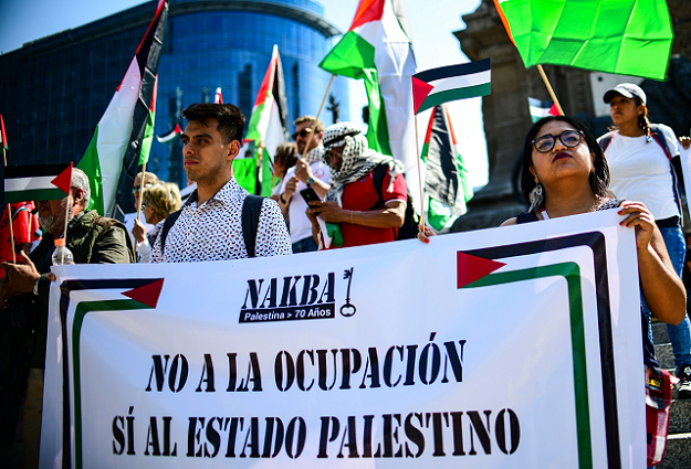 Members of the Palestinian community and sympathizers take part in a protest against Israel at the Angel de la Independencia square, in Mexico City, on May 14, 2018. PHOTO: AFP