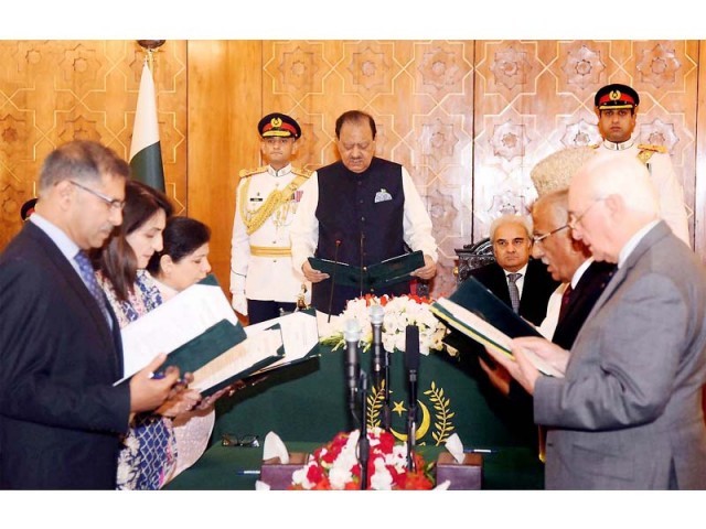 President Mamnoon Hussain administers oath to interim ministers on June 5, 2018. PHOTO: NNI