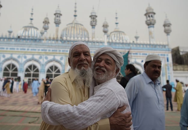 Pakistan Muslims offer Eid al-Fitr prayers at the at the Jamia Mosque in Rawalpindi on June 16, 2018. Muslims around the world are celebrating the Eid festival, marking the end of the fasting month of Ramadan. PHOTO: AFP