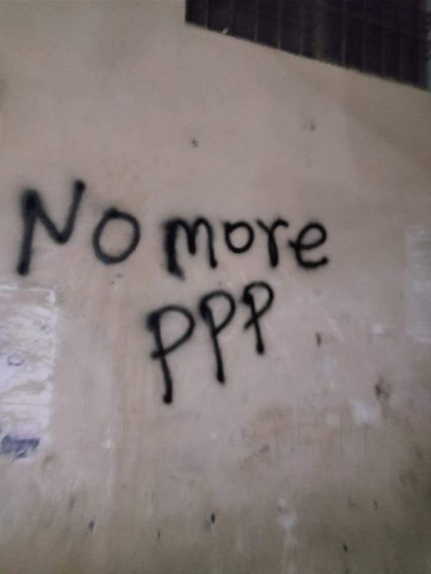 Graffiti against PPP in Lyari. PHOTO: EXPRESS