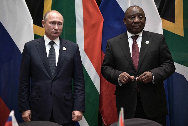 Russia's President Vladimir Putin (L) and South Africa's President Cyril Ramaphosa attend a signing ceremony on the sidelines of the BRICS summit in Johannesburg, South Africa July 26, 2018. PHOTO: REUTERS