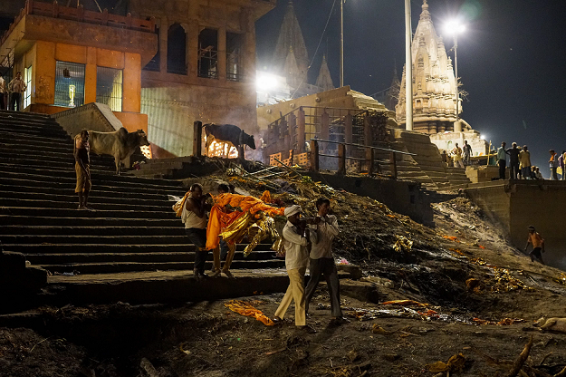 Indian men carrying a dead body for cremation at the Manikarnika ghat in the old quarters of Varanasi. PHOTO: AFP.