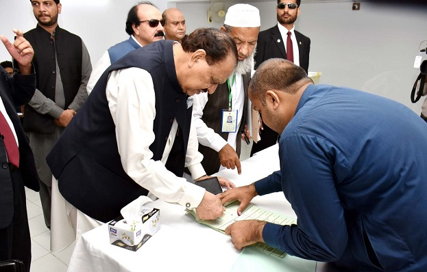 President Mamnoon Hussain casts his vote PHOTO:EXPRESS