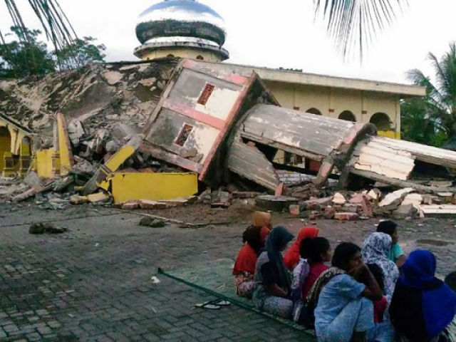 Strong Aftershock Rattles Survivors Of Deadly Indonesian Quake The Express Tribune