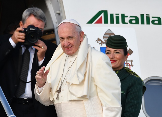 pope francis waves as he boards the plane on his way to the his two day pastoral trip to ireland on august 25 2018 from the fiumicino airport photo afp