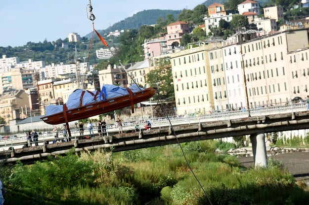  Rescue workers recover a body at the site of the collapsed Morandi Bridge in the port city of Genoa, Italy. PHOTO: REUTERS 