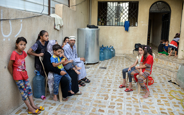  Despite the Islamic State group being driven from Mosul, 61-year-old Sana Ibrahim faces daily hardship in looking after her 22 grandchildren and her Alzheimer's-ridden septuagenarian husband. PHOTO:AFP
