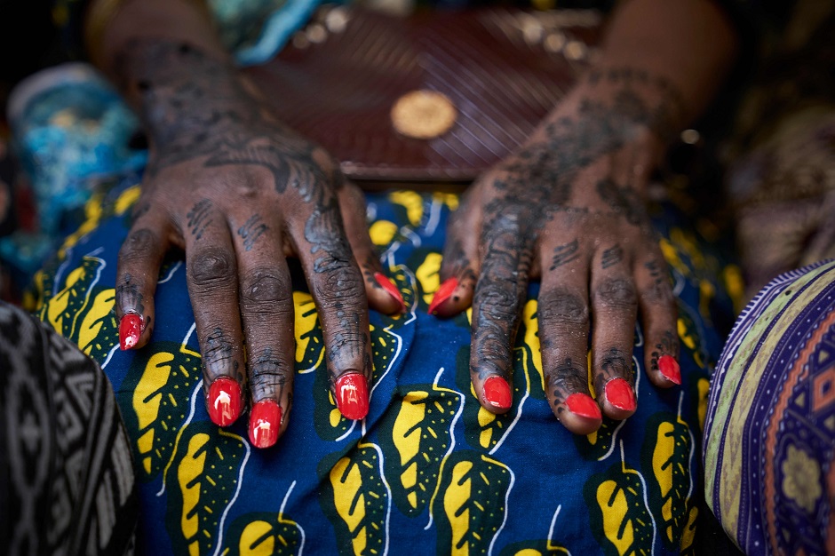 A Malian woman poses with her henna decorated hands on the eve of Eidul Azha in Bamako on August 20, 2018. PHOTO:AFP