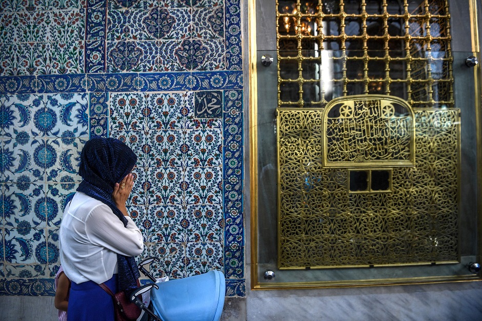 A woman prays at Eyup Sultan mosque in Istanbul on August 22, 2018. PHOTO:AFP