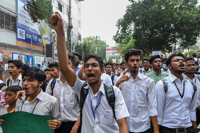Bangladeshi students march along a a street during a student protest in Dhaka on August 4, 2018. PHOTO: AFP