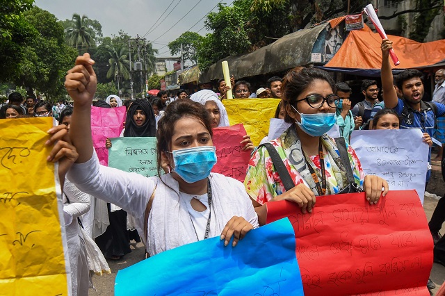 Bangladeshi students march along a street during a student protest in Dhaka on August 4, 2018. PHOTO: AFP