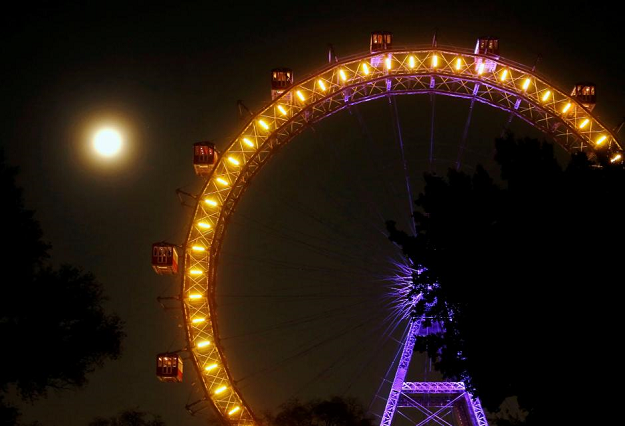  A supermoon rises behind the Riesenrad (Giant Ferris Wheel) landmark in Vienna. PHOTO:REUTERS
