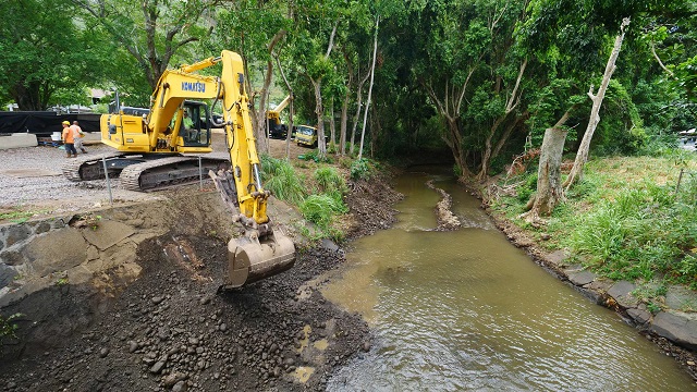 Hawaii state workers clean debris and open up streams around Honolulu, in preparation for heavy rainfall and flash flooding expected from Hurricane Lane on Oahu,Hawaii, August 23, 2018. PHOTO: AFP