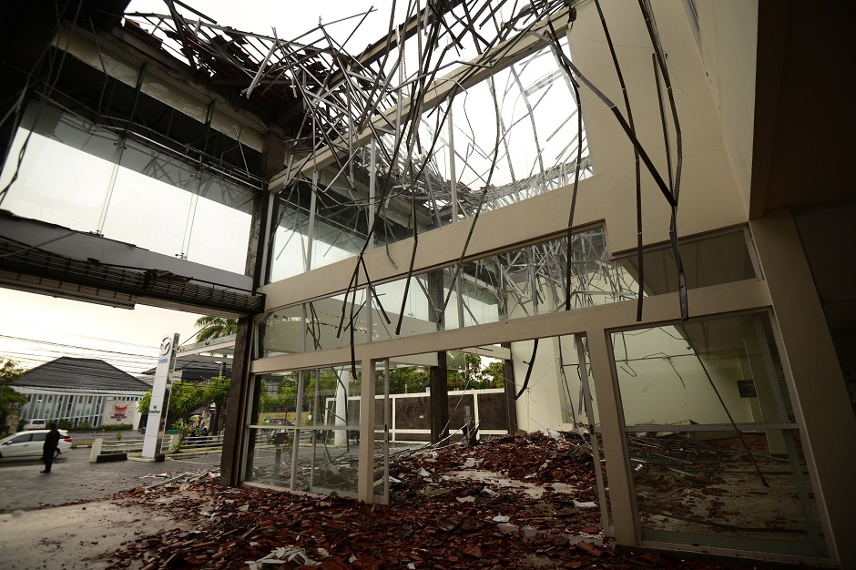4.This general view shows the damaged interior of the Moh. Ruslan hospital in Mataram on the Indonesian island of Lombok on August 6, 2018, the morning after a 6.9 magnitude stuck the island. PHOTO: AFP