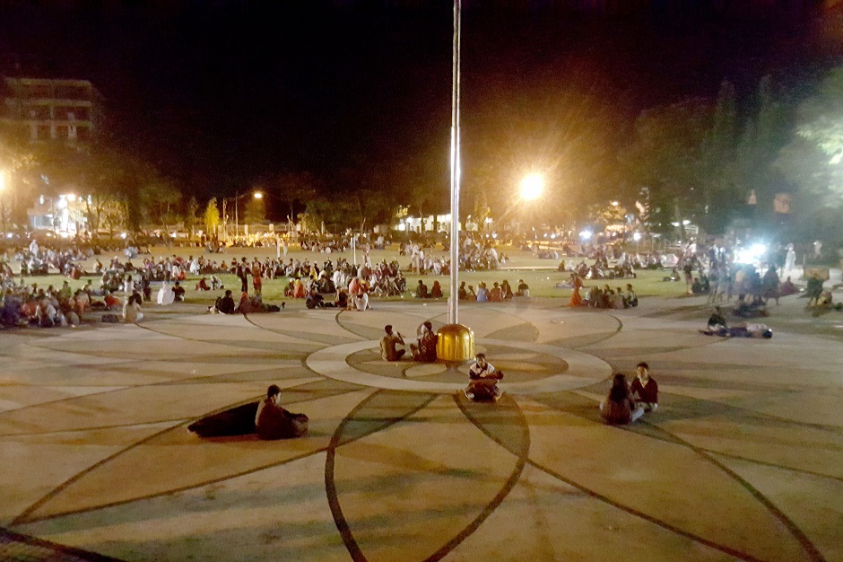 7.Residents spend the night on the town square in Mataram PHOTO: AFP