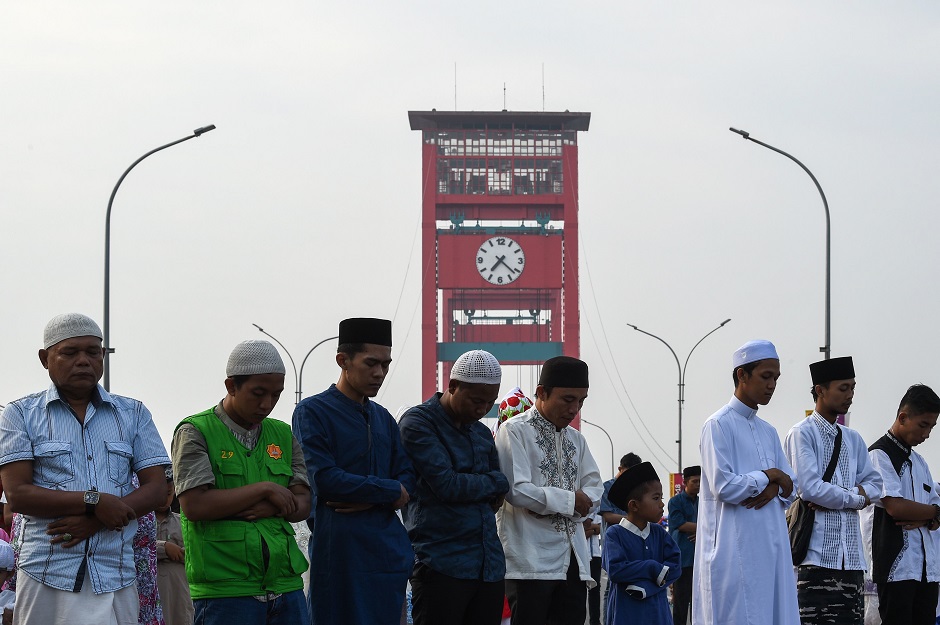 Indonesian Muslims offer Eidul Azha prayers on Ampera bridge in Palembang on August 22, 2018. PHOTO:AFP