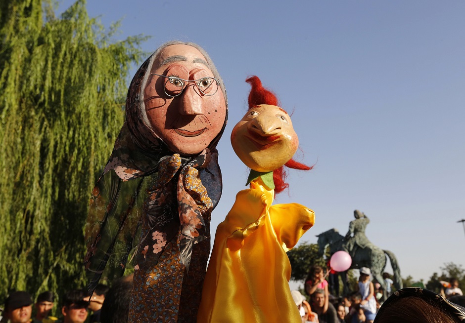 Iranians carry puppets as they gather at a park in Tehran to celebrate Eidul Azha on August 22, 2018. PHOTO:AFP