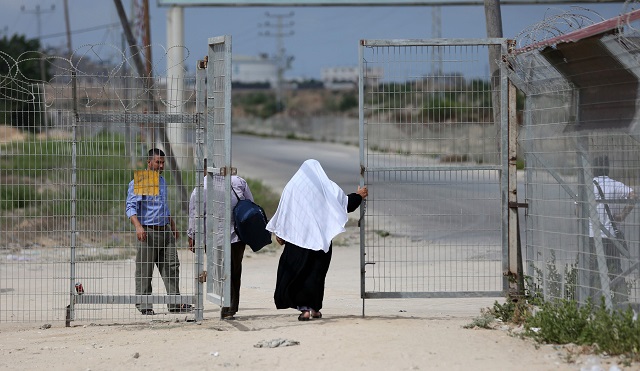 Palestinians are seen crossing at the Erez crossing with Israel near Beit Hanun in the northern Gaza Strip on August 27, 2018. PHOTO: AFP
