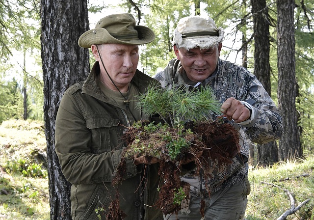 Russia's President Vladimir Putin (L) and Defence Minister Sergei Shoigu are seen during their vacation in Sayano-Shushensky nature reserve in the Republic of Tyva (Tuva Region), Russia August 26, 2018. PHOTO: REUTERS