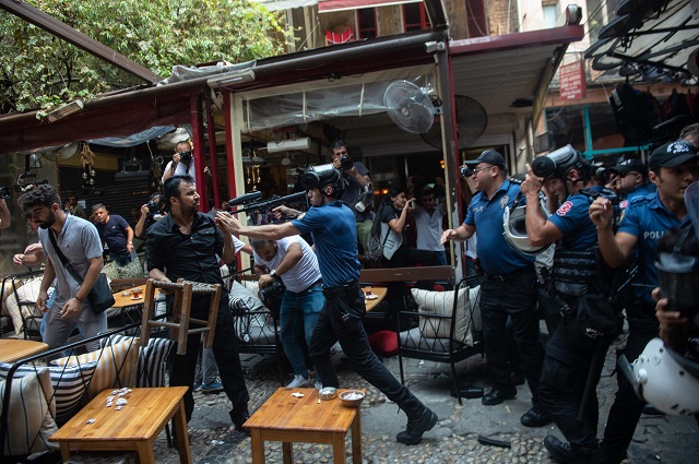 Turkish riot police are interfering with protesters of Saturday mothers group on August 25, 2018 in Istanbul. PHOTO: AFP