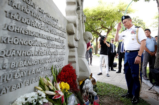 Military Attache Ton Tuan from U.S. Embassy salutes while he pays respect in memory of the late U.S. Senator John McCain (R-AZ) at the McCain Memorial in Hanoi, Vietnam August 27, 2018. PHOTO: REUTERS
