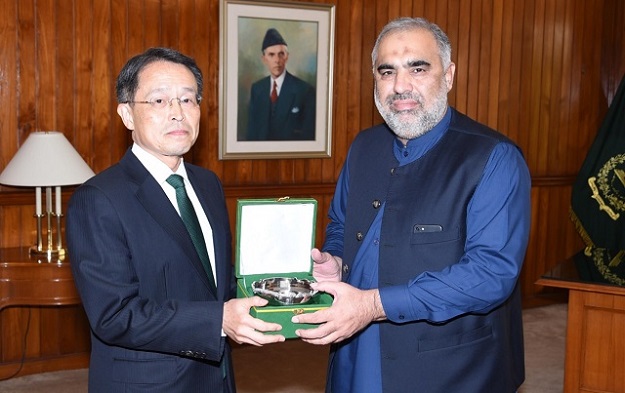 Speaker of the National Assembly, Asad Qaiser presents a souvenir to Japanese Ambassador, Takashi Kurai in the Parliament house on August 30,2018. PHOTO:FILE