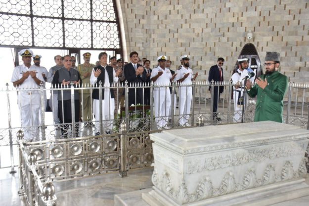 PM Imran offers prayers at Mazar-e-Quaid. PHOTO: EXPRESS