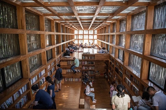 people read at the liyuan library on the outskirts of beijing china on september 15 2018 photo afp