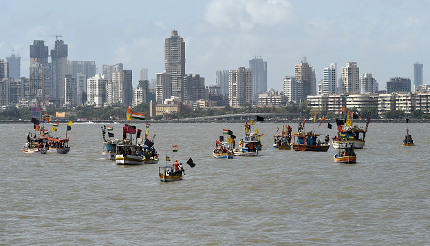  Indian fishing boats adorned with black flags taking part in a rally to protest the construction of a Chhatrapati Shivaji memorial statue. PHOTO:AFP