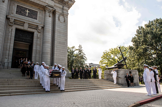  Navy Body Bearers move the casket oflate Senator John McCain to a horse-drawn caisson after his funeral service. PHOTO:AFP