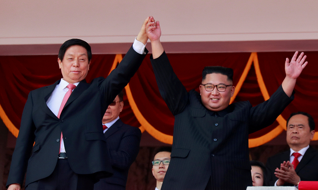  North Korean leader Kim Jong Un and China's Li Zhanshu, chairman of the Standing Committee of the National People's Congress. PHOTO:REUTERS
