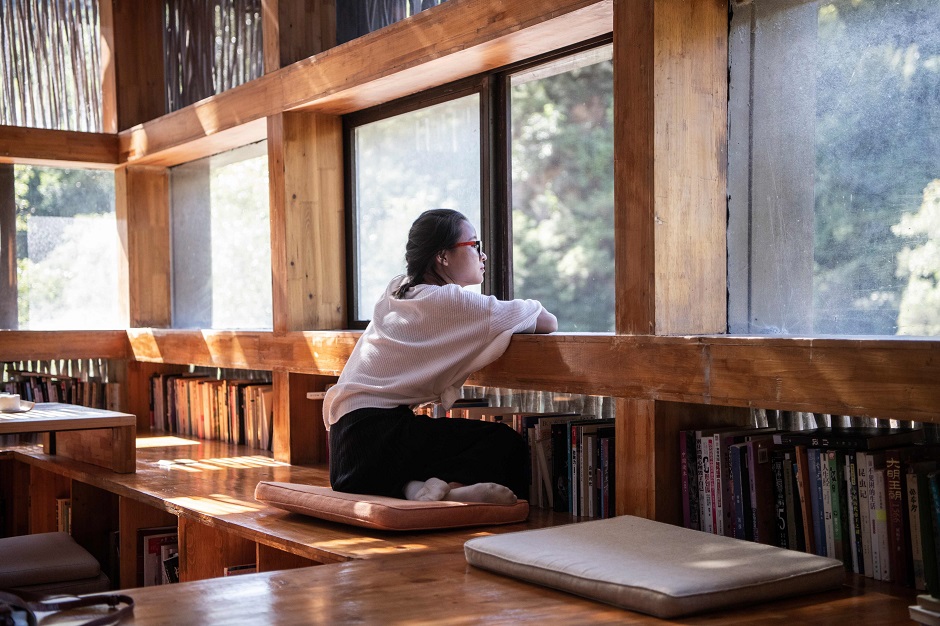 A woman looks out of a window at the Liyuan Library. PHOTO:AFP