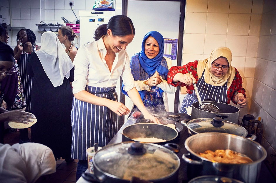 5.A handout picture released by Kensington Palace on September 17, 2018 shows Meghan, Duchess of Sussex, cooking with women in the Hubb Community Kitchen at the Al Manaar Muslim Cultural Heritage Centre in West London, in the aftermath of the Grenfell Tower fire. - The women have published a cookbook 'Together: Our Community Cookbook' which features the women's own personal recipes from across Europe, the Middle East, North Africa and the Eastern Mediterranean and a foreword by Meghan, Duchess of Sussex.  PHOTO: AFP