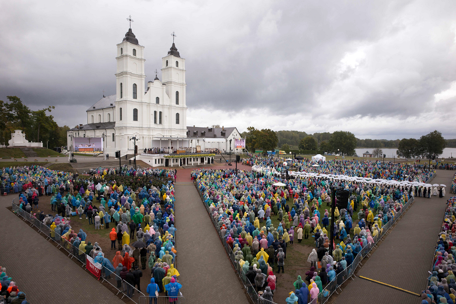 People attend a holy mass led by Pope Francis at the Shrine of the Mother of God  Anglona Latvia AFP