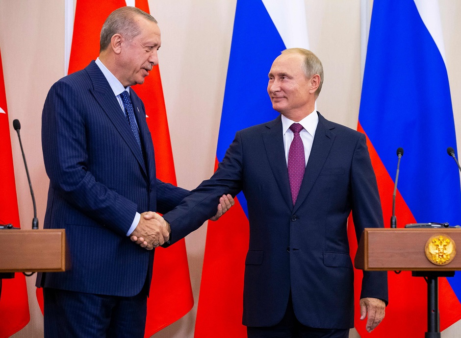 3.Russian President Vladimir Putin (R) shakes hands with Turkish President Recep Tayyip Erdogan after their joint press conference following the talks, in the Bocharov Ruchei residence in the Black Sea resort of Sochi in Sochi on September 17, 2018. - The leaders of the two countries that are on opposite sides of the conflict but key global allies will discuss the situation in Idlib at Putin's residence in the Black Sea resort city of Sochi.  PHOTO: AFP
