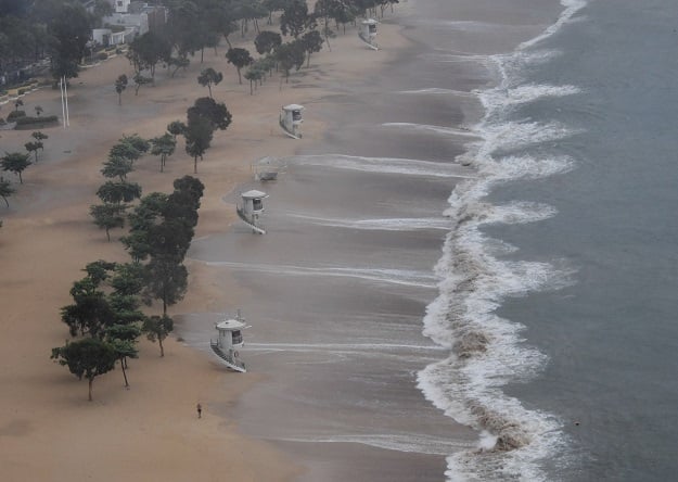 Large waves hit Repulse Bay beach after the hoisting of Signal 9 warning as super Typhoon Mangkhut starts to slam Hong Kong on September 16, 2018. - Super Typhoon Mangkhut has smashed through the Philippines, as the biggest storm to hit the region this year claimed the lives of its first victims and forced tens of thousands to flee their homes. PHOTO: AFP