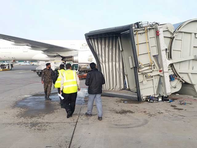 Jetbridge collapses while being removed after passengers had completed boarding. PHOTO:EXPRESS