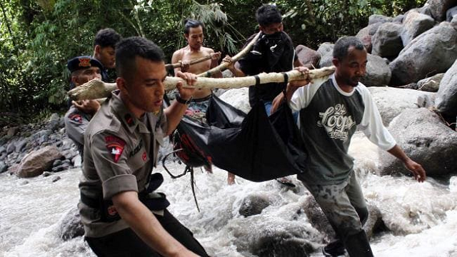 indonesian rescue workers villagers retrieve bodies during flash floods photo afp