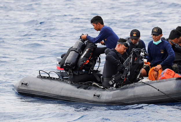  Rescue team members on an inflatable raft head to the location where Lion Air flight JT610. PHOTO: REUTERS
