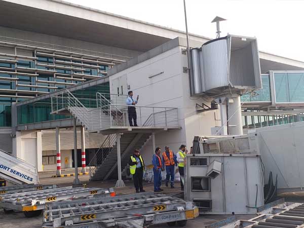 Jetbridge collapses while being removed after passengers had completed boarding. PHOTO:EXPRESS