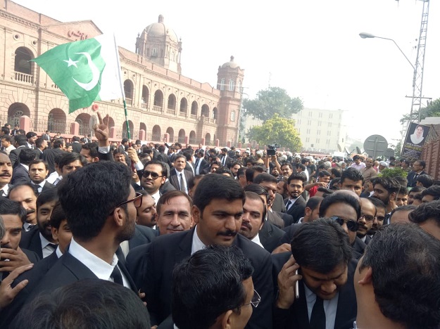 Lawyers stage protest outside Supreme Court Lahore registry. PHOTO: EXPRESS