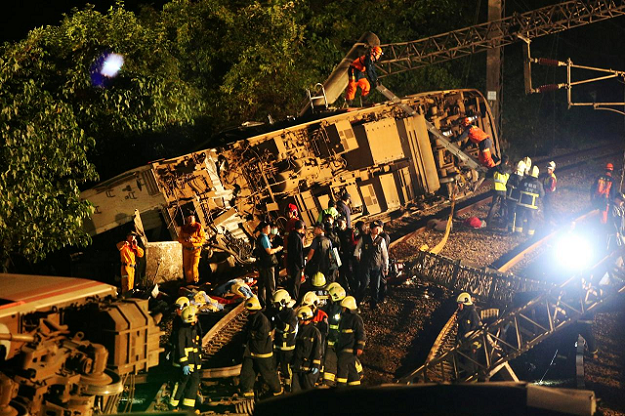 Rescue workers work at the site where a train derailed in Yilan county, Taiwan October 21, 2018.  PHOTO: REUTERS