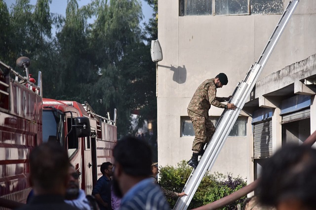 A fire at the PID building has been extinguished. PHOTO:Zulfiqar Baig/EXPRESS
